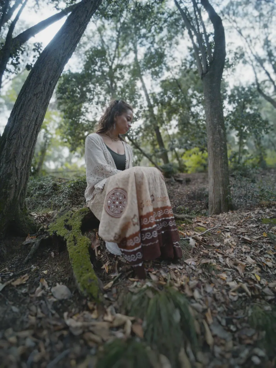 Una persona sentada en silencio en el bosque