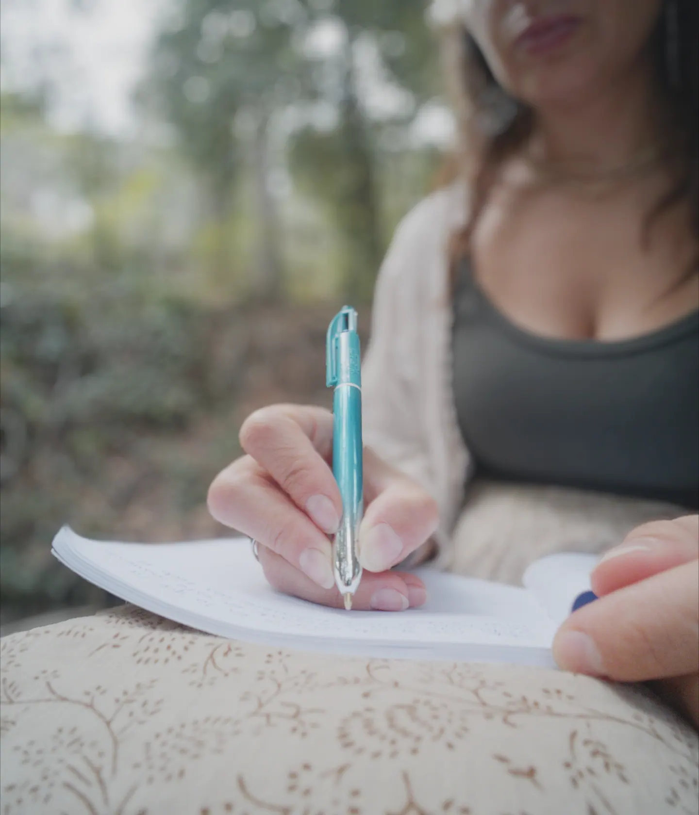 Escribir en un cuaderno en medio del bosque